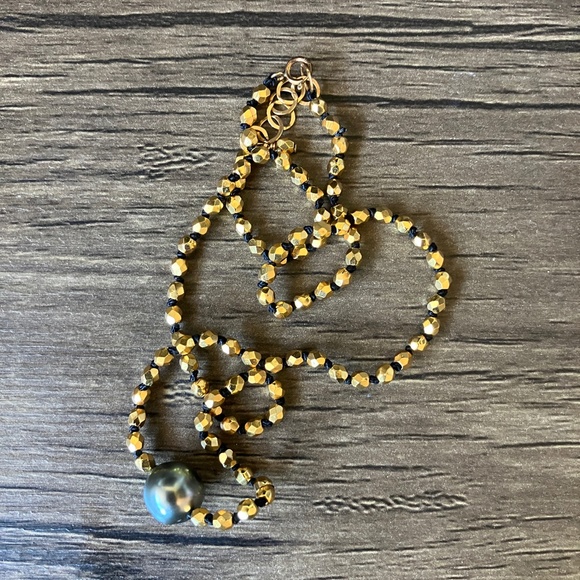 Vintage gold tone faceted beads and gray faux pearl baroque necklace - Picture 4 of 6